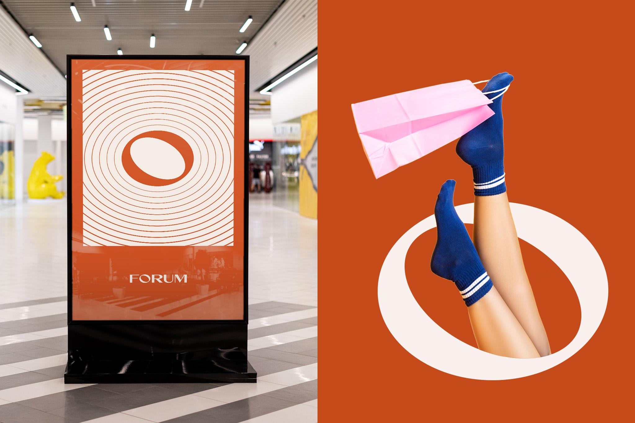 Kauppakeskus Forumin mainosnäyttö oranssilla brändilogoilla ja abstraktilla visuaalisella ilmeellä, sekä rinnalla kuva jaloista ostoskassin kanssa Forumin brändiväreissä.